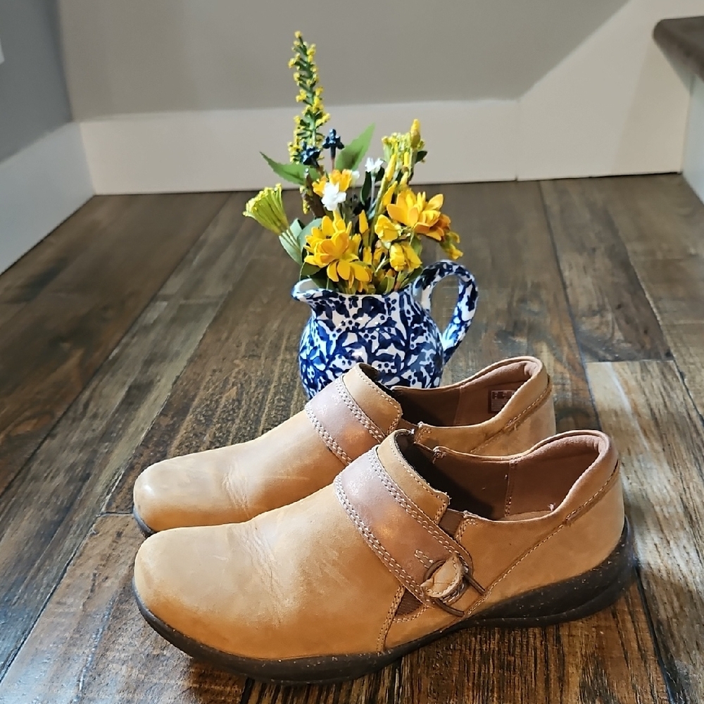 Clarks‎ Women's Tan Distressed Leather Slip On Mules, Shoes. Size 6.5